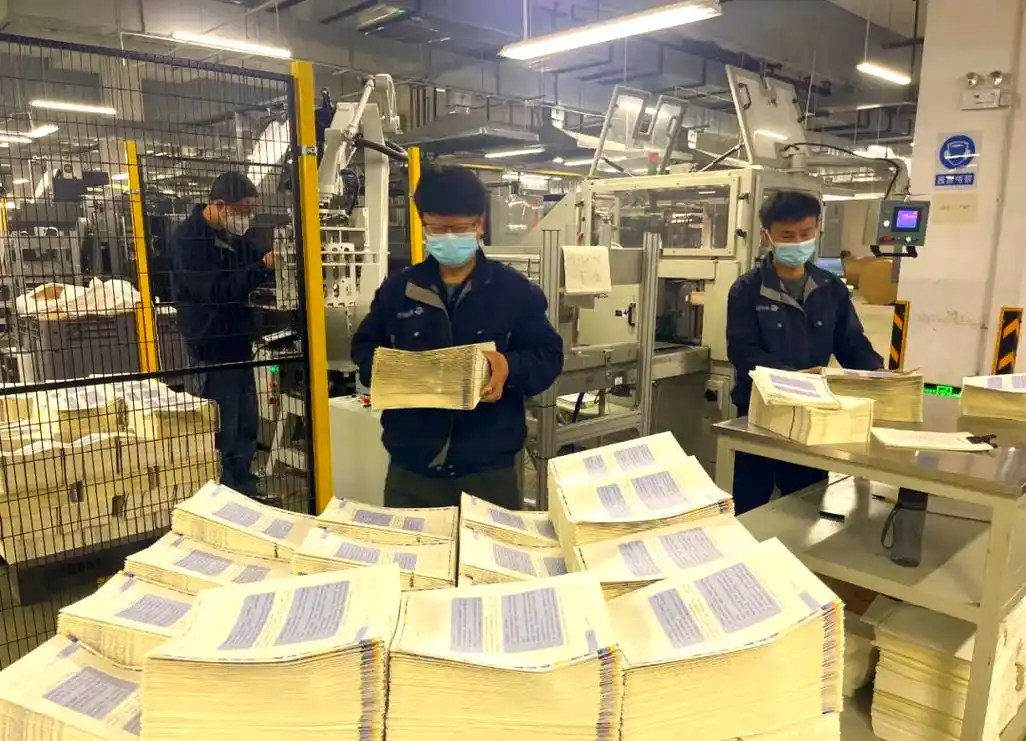 About 10 Printed materials presented for quality inspection